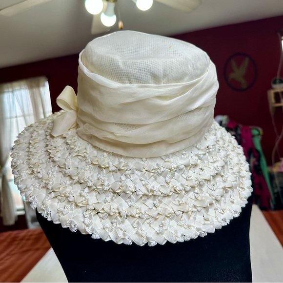 Accessories - Vintage Ivory Ribbon Brim Church Derby Hat Bow Accent Textured Brim
